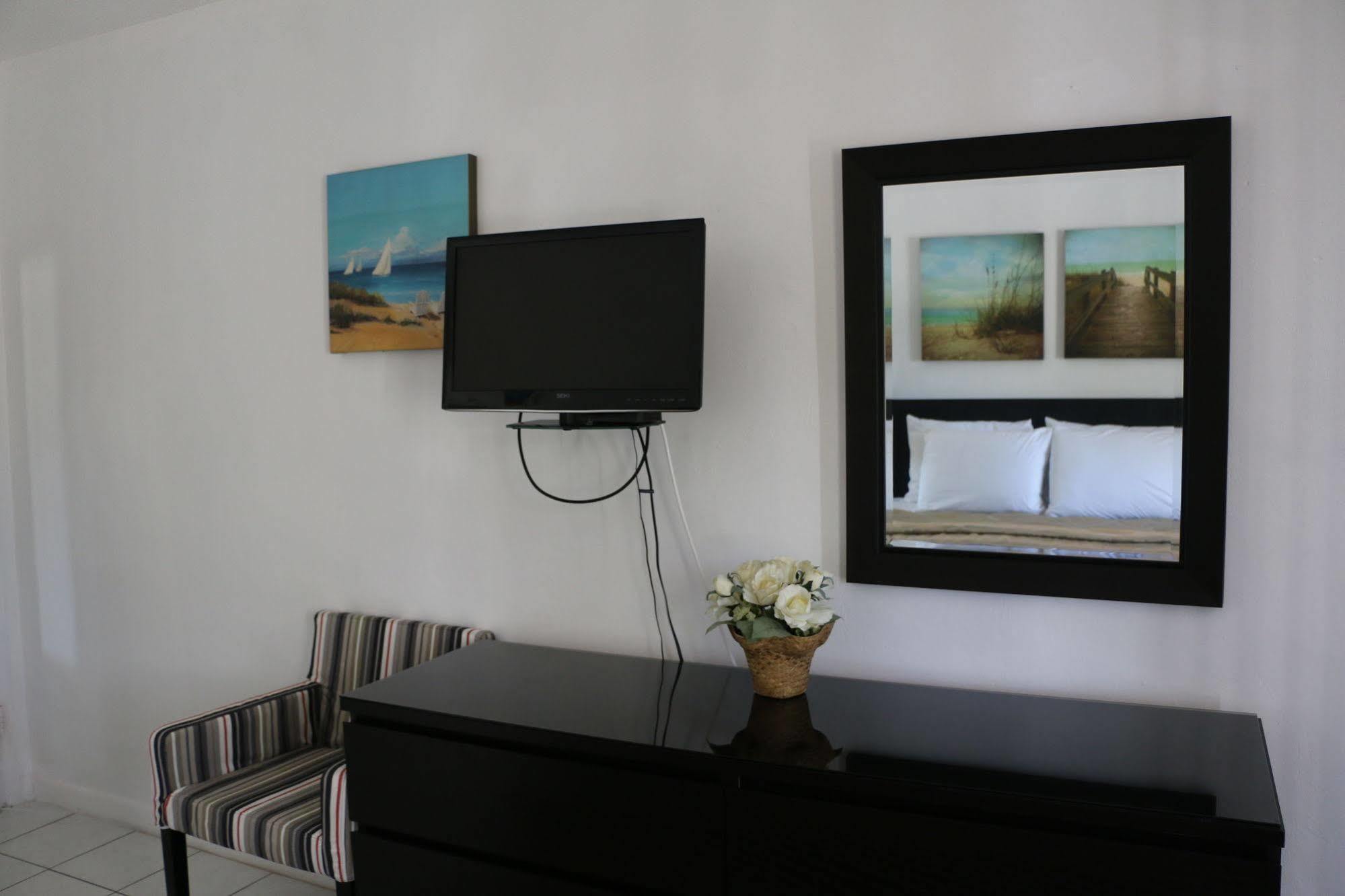 Breakaway Inn Guest House Lauderdale-by-the-Sea Exterior photo