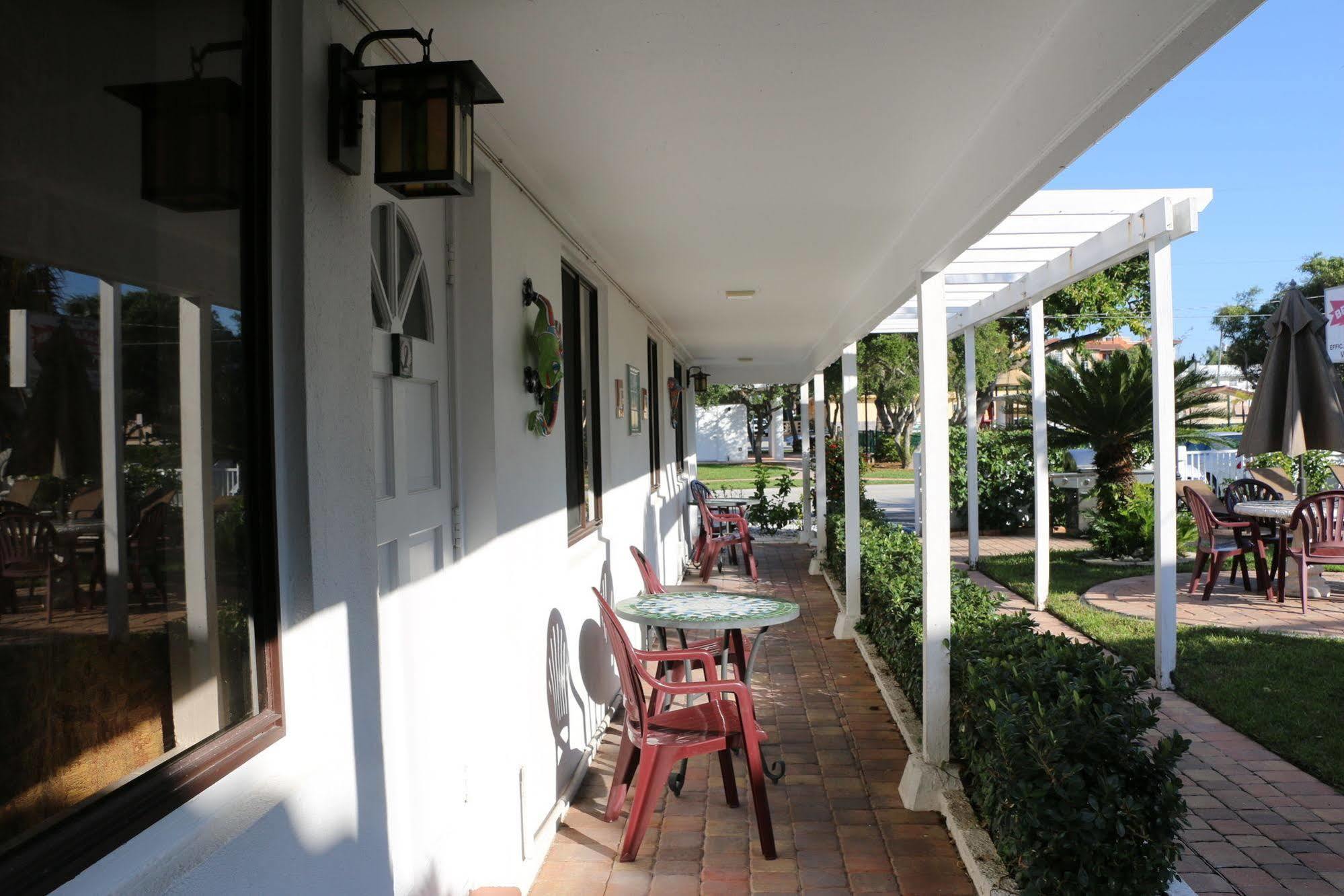 Breakaway Inn Guest House Lauderdale-by-the-Sea Exterior photo
